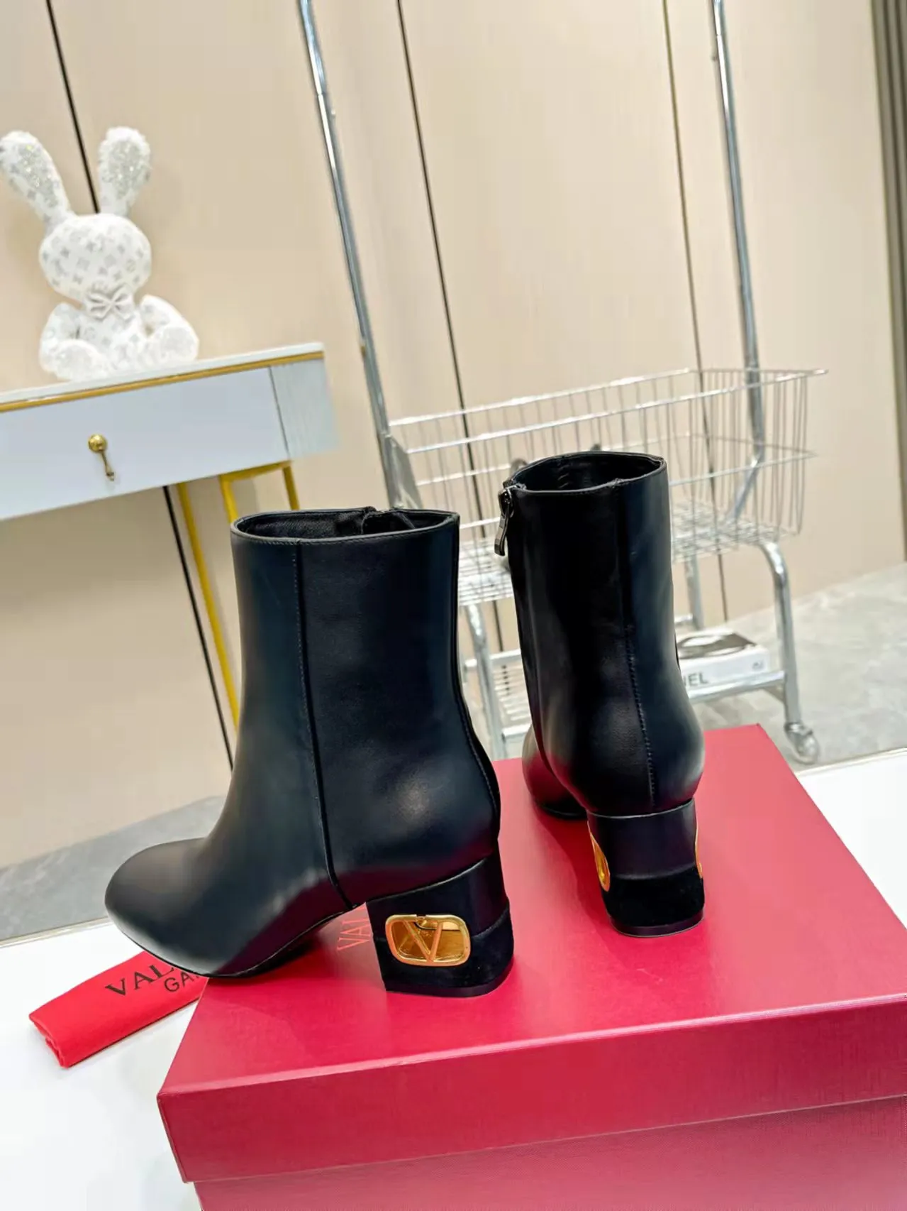 👟👟Ex-factory price 600👟👟 Leather sole +40 🆕 Valentino. Valentino autumn and winter fashion women's boots: Comfortable and versatile on the upper feet, showing long legs, Fabric: Imported first-layer cowhide ⚡The most popular V buckle ⚡The inner feet are all genuine leather Code number: 35−40 (Customized size 41)